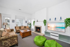 Quiet Newport Home with 2 Kings, Office, Short Walk to Ocean
